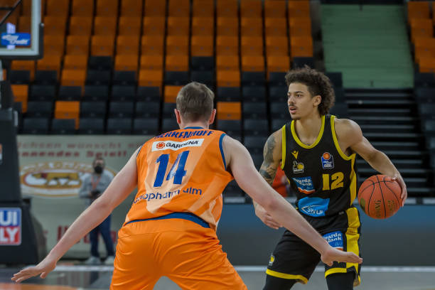 够在防守端 够在防守端